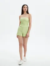 Musculosa negra con breteles finos y escote cuadrado.