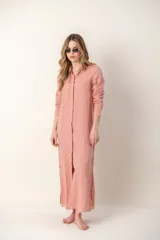 Camisola larga color lila de lino con cuello camisero y mangas largas.