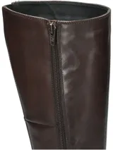 Bota de caña alta fabricada en cuero color marrón, con punta semi puntiaguda, cierre lateral interno y taco cuadrado de 5 cm.