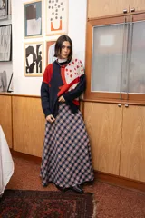 Buzo tejido de punto con diseño gráfico de granada en colores rojo y crema sobre base azul marino. Presenta silueta oversize, cuello redondo y calce relajado.