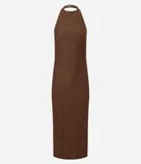 Vestido midi de color marrón con diseño de frente única y textura tipo anarruga. Presenta un corte ajustado al cuerpo y una abertura lateral en el ruedo.