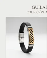 Pulsera de diseño moderno compuesta por una banda de goma negra y una placa central de acero inoxidable con detalles en baño de oro y aberturas geométricas. Incluye cierre de seguridad de acero.