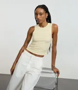 Top cropped musculosa de mujer, color marrón oscuro, confeccionado en tejido ribana acanalado, con cuello redondo y sin mangas.