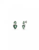 Par de aros de plata con dos cristales verdes facetados en forma de triángulo.