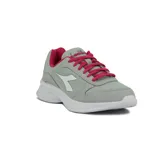 Championes deportivos Diadora modelo Robin 4, color gris claro con detalles en fucsia/rosado vibrante en el forro interior y cordones. Presentan el logo de Diadora en blanco en el lateral y suela blanca gruesa.