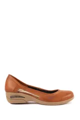 Zapato bajo de cuero color azul, con suela beige de goma con cámara de aire y detalle de abertura lateral.