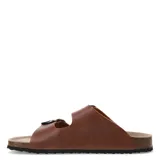 Sandalias tipo Birkenstock color marrón, con dos tiras anchas ajustables mediante hebillas metálicas plateadas. Poseen plantilla anatómica de corcho y suela de goma antideslizante.