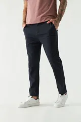 Pantalón chino de corte slim, color azul marino, con cierre frontal y bolsillos laterales.