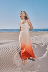 Vestido largo con diseño degradado en tonos beige y terracota, de corte recto, escote cuadrado y tirantes finos.