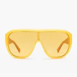 Lentes de sol estilo visor con armazón y cristales en tono amarillo, diseño envolvente y moderno.