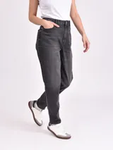 Jean de corte mom color negro gastado, tiro alto y diseño de pernera cónica.