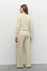 Pantalón de pijama de algodón color rosa viejo, con elástico en la cintura y cordones ajustables.