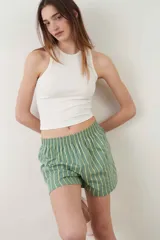Short de pijama de algodón gris claro melange, con cintura elástica y diseño cómodo.