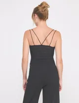 Top crop texturado color blanco, con escote recto y doble tirante fino.