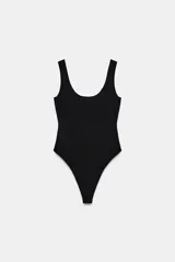 Body negro de escote cuadrado y tirantes anchos, con cierre de broches en la parte inferior.