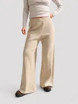 Pantalón de tejido de punto color negro, con corte amplio y relajado, cintura elástica y ruedo con terminación simple.