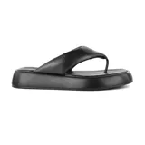 Sandalias negras de cuero sintético, con plataforma y tira ancha entre los dedos.