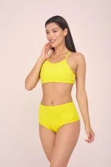 Conjunto de bikini con corpiño triangular estampado con motivos geométricos y bombacha tiro alto color verde liso.