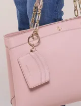 Cartera de hombro de eco cuero color rosado, con estructura tripartita, compartimento central con cierre metálico, compartimentos laterales con broche magnético y asas dobles con detalle de cadena metálica. Incluye tarjetero desmontable.