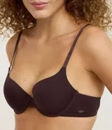 Soutien push-up de microfibra color marrón, con copas moldeadas y tirantes ajustables.