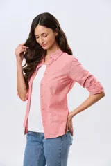 Camisa de lino lisa de manga larga, con cuello clásico y cierre frontal de botones.