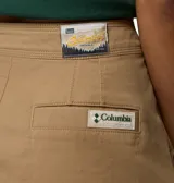 Short de sarga color beige, de talle alto y corte holgado con pinzas frontales. Cuenta con bolsillos laterales y presillas para cinturón.
