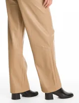 Pantalón de eco cuero negro con pretina elastizada, bolsillos laterales y pierna recta con costura frontal decorativa.