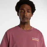 Remera de algodón color borgoña, corte holgado, con cuello redondo y un pequeño gráfico en el pecho que dice "The Intelligent Choice" con líneas naranjas.