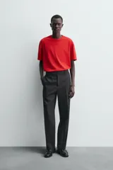 Camiseta de corte relajado confeccionada en tejido de algodón compacto. Presenta cuello redondo con acabado de rib doble y mangas cortas. Su apariencia única es resultado de un proceso especial de tintado y acabado.