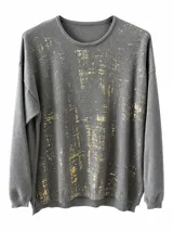 Sweater de punto color gris con estampado foil dorado, cuello redondo y mangas largas.