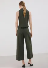 Pantalón verde militar de corte recto y diseño largo, confeccionado en mezcla de lino, viscosa y algodón. Cuenta con cintura elástica.