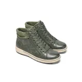 Zapatilla urbana de caña alta color verde militar, con textura de cuero envejecido. Presenta cordones y cierre lateral, y una suela gruesa bicolor en beige y negro.