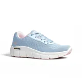 Championes deportivos para mujer, color celeste claro con detalles en rosado pálido. Presentan capellada de malla transpirable, entresuela blanca gruesa con tecnología Memory Foam y suela antideslizante.