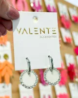 Aros colgantes con aro de acero plateado y dije circular blanco con borde de strass.