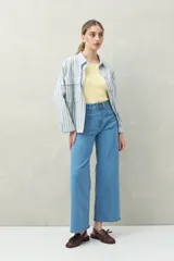 Pantalón jean ancho de tiro alto color azul oscuro, con bolsillos delanteros amplios y corte palazzo.