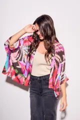 Kimono de viscosa con estampado abstracto multicolor, mangas 3/4 y corte holgado.
