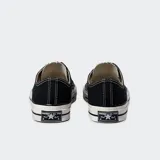 Zapatillas Converse Chuck 70 OX de lona negra con cordones blancos y suela de goma color crema.