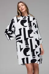 Vestido camisero blanco con estampado de letras marrones, de corte holgado y manga 3/4.