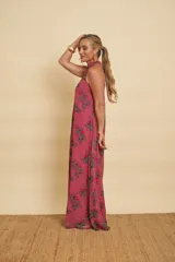 Vestido largo sin mangas, de color rosado con estampado geométrico de rombos multicolores, cuello alto y diseño fluido.