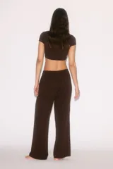 Pantalón de yoga de punto suave en mezcla de modal, de corte relajado, con cintura elástica de tiro bajo y piernas amplias.