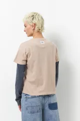 Remera negra de algodón, de manga corta y con estampa de serpiente doble y desgastada en color gris.