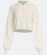 Cárdigan color crema de punto con cuello camisero, manga larga abullonada, cierre frontal abotonado y bolsillo de parche en el pecho.