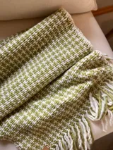 Caminero, manta o pie de cama tejido artesanalmente en lana teñida naturalmente, color verde y blanco.