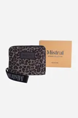 Billetera Mistral con cierre perimetral, tirador con cinta con logo y estampado animal print.