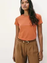 Remera verde claro de algodón, de corte clásico y mangas cortas.