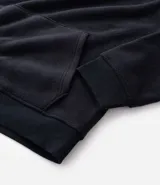 Buzo cerrado de fleece con capucha ajustable, manga larga con puños acanalados, bolsillo tipo canguro y cintura ajustada.