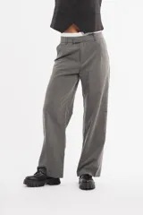 Pantalón de vestir color beige, de corte recto y tiro alto, con pretina blanca.