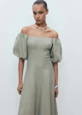 Vestido midi de lino color verde oliva, con escote palabra de honor y mangas cortas abullonadas. Presenta un diseño evasé con costuras verticales y cierre de cremallera en la parte posterior.