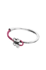 Pulsera semirígida compuesta por una estructura de metal bañada en plata de ley y una sección de cuero rosa, con un dije central en forma de mariposa de metal plateado.