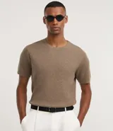 Remera de manga corta Request confeccionada en tejido de punto piqué con efecto melange. Presenta cuello redondo y una caída estructurada, ofreciendo un diseño sofisticado y versátil para un look casual.